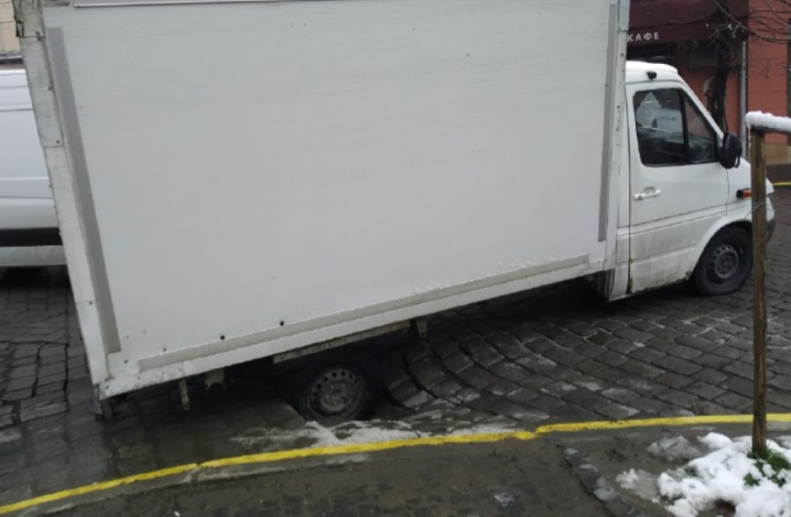 У Чернівцях на вулиці Бандери автівка застрягла в проваллі