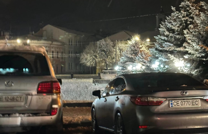 Економія не для всіх: у Чернівцях деякі вулиці сяють вогнями вивісок та ліхтарів