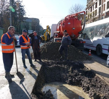 Феєричні фото: водоканал розкопав свіжий асфальт на Героїв Майдану