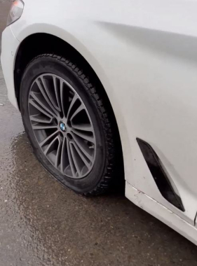 На Заставнянській водій залишився без двох коліс через глибоку яму на дорозі