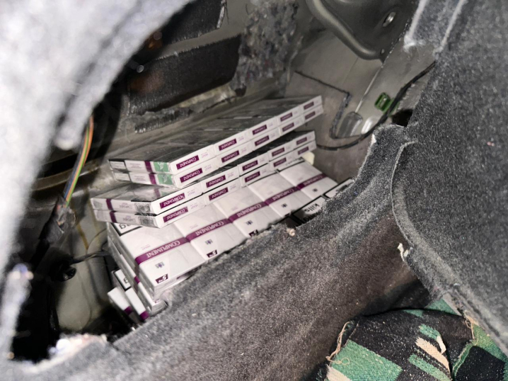 На Буковині іноземець намагався провезти сигарети у запасці авта