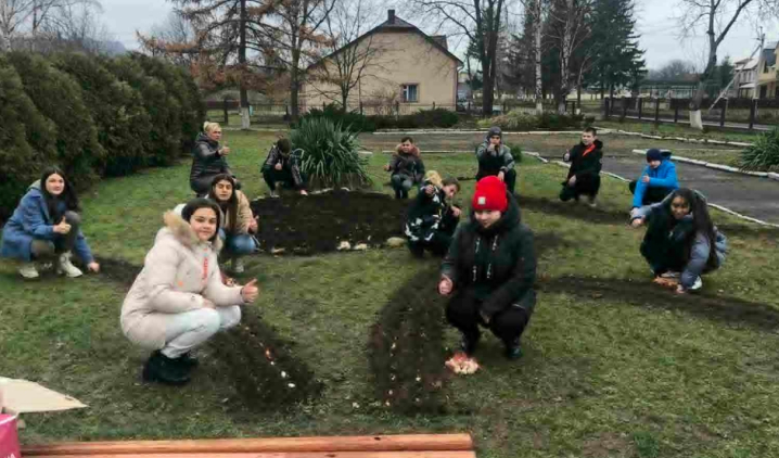 В Стрілецькому Куті учні та педагоги взяли участь у благодійному проєкті «Flowers4shooI»