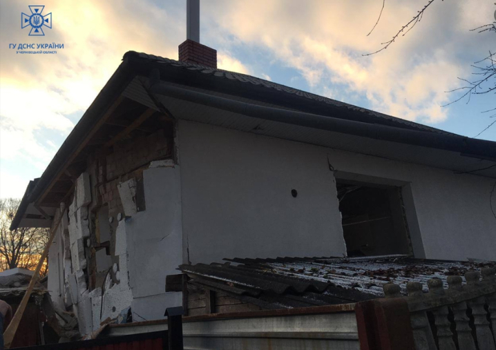 Вибух у житловому будинку в Чернівцях: рятувальники розповіли подробиці