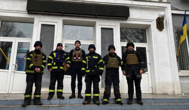 Буковинські рятувальники прибрали російську символіку з будівлі Херсонської державної морської академії Буковинські рятувальники прибрали російську символіку з будівлі Херсонської державної морської академії