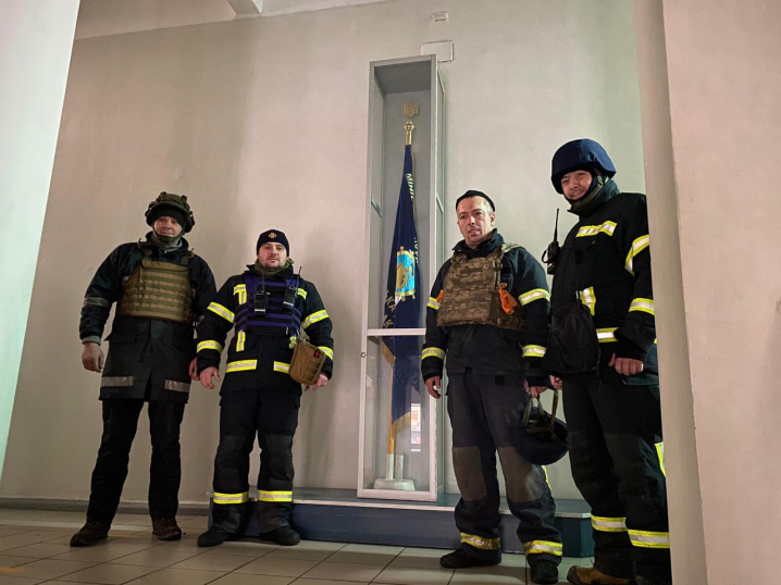 Буковинські рятувальники прибрали російську символіку з будівлі Херсонської державної морської академії Буковинські рятувальники прибрали російську символіку з будівлі Херсонської державної морської академії