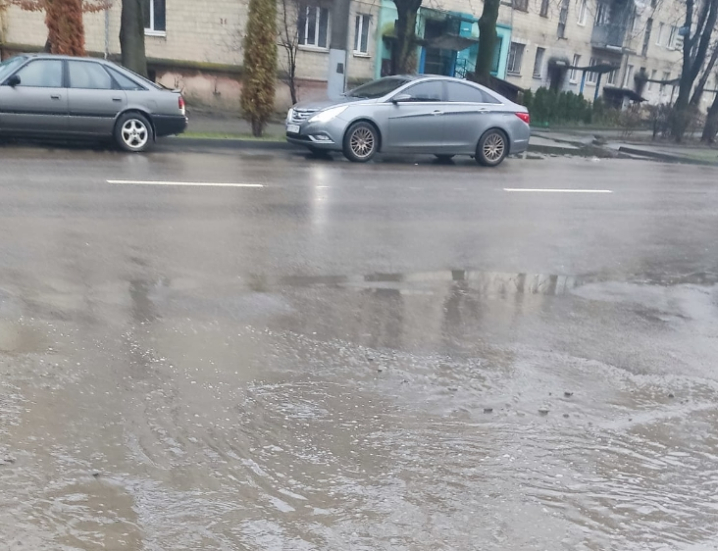 У Чернівцях на щойно відремонтованій вулиці стоїть вода