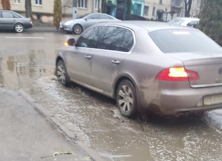 У Чернівцях на щойно відремонтованій вулиці стоїть вода