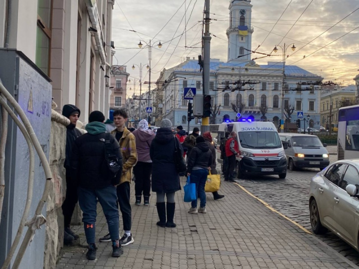 У Чернівцях на Центральній площі раптово помер чоловік