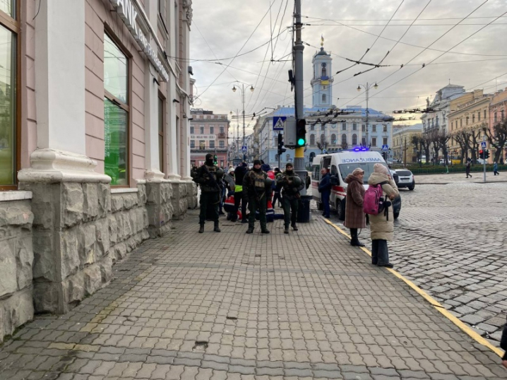 У Чернівцях на Центральній площі раптово помер чоловік