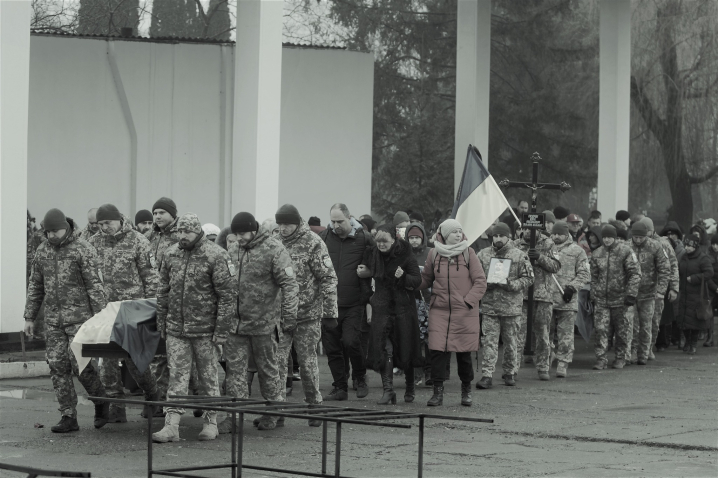 Невимовний жаль та смуток: у Чернівцях провели в останню дорогу Героїв (фото)