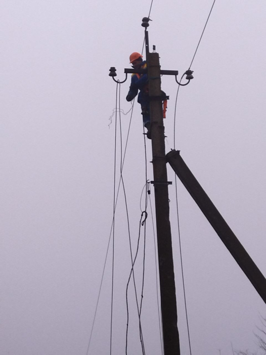 Буковинські енергетики відновлюють електромережі на постраждалій Херсонщині