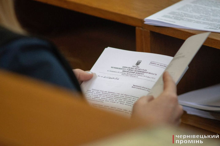 Сесія облради: сперечались про майбутнє УПЦ МП на Буковині (фоторепортаж)