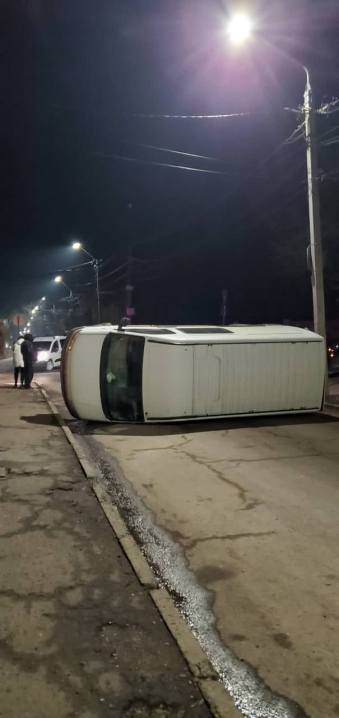 Автобус перекинувся і перегородив дорогу: у Чернівцях на вулиці Федьковича сталася ДТП