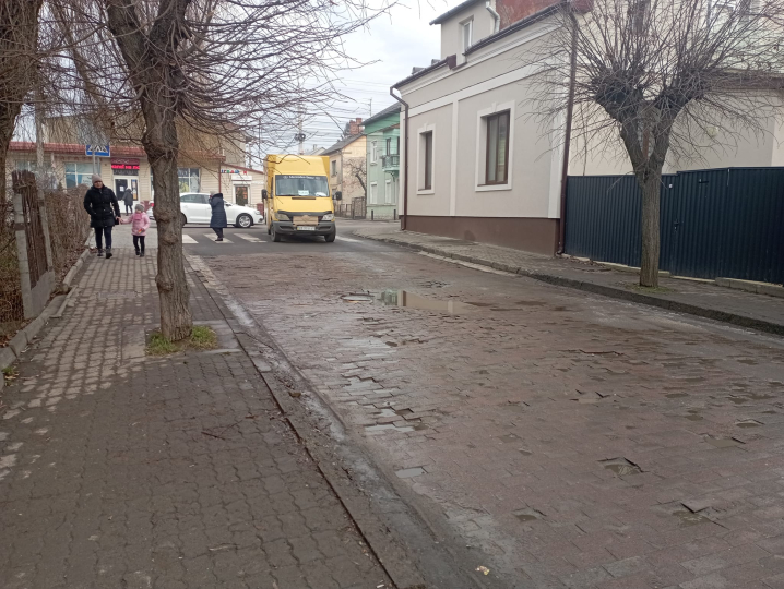 "Нові льодові майданчики": у двох районах Чернівців три тижні витікає вода