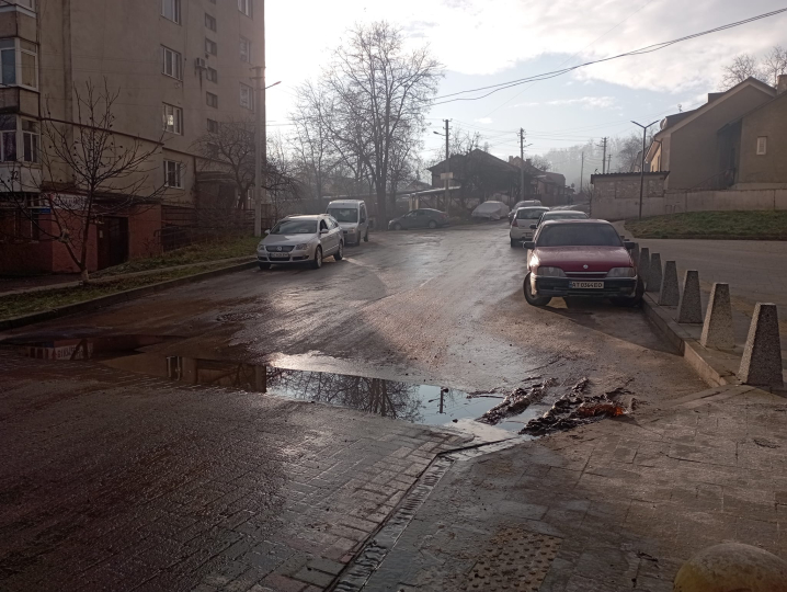 "Нові льодові майданчики": у двох районах Чернівців три тижні витікає вода