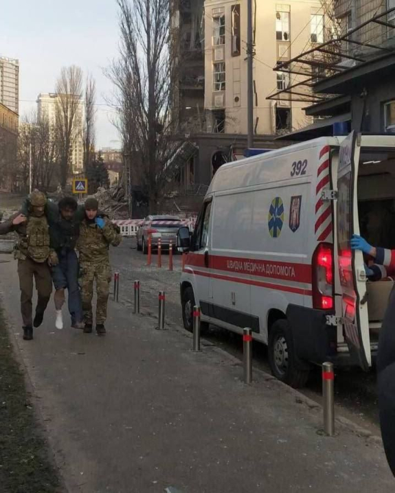 Внаслідок російської атаки на Київ поранено 11 людей