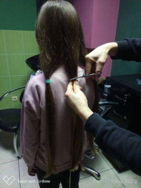 На Буковині дівчинка відрізала коси, щоб допомогти військовим ЗСУ