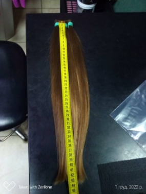 На Буковині дівчинка відрізала коси, щоб допомогти військовим ЗСУ