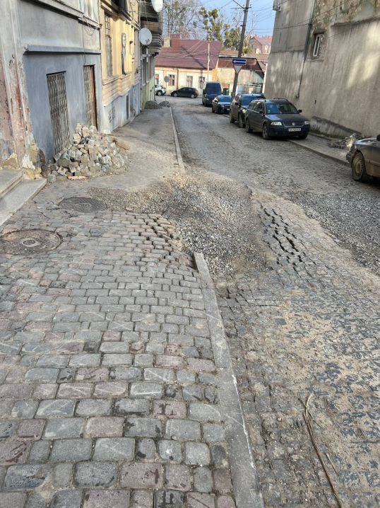 У Чернівцях містяни вимагають відновити дорогу розриту водоканалом три тижні тому