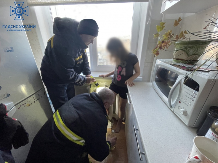У Чернівцях рятувальники допомогли дівчинці звільнити ногу, яка застрягла у батареї У Чернівцях рятувальники допомогли дівчинці звільнити ногу, яка застрягла у батареї