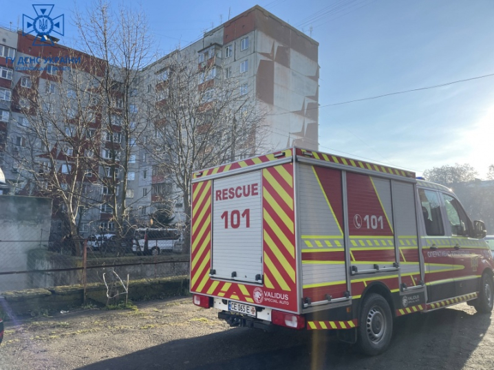 У Чернівцях рятувальники допомогли дівчинці звільнити ногу, яка застрягла у батареї У Чернівцях рятувальники допомогли дівчинці звільнити ногу, яка застрягла у батареї
