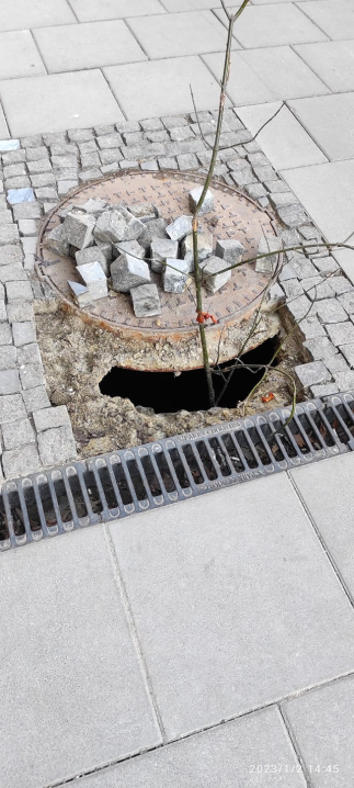 У Чернівцях на Поштовій проваюється дорожній люк на нещодавно відремонтованому тротуарі (фотофакт) У Чернівцях на Поштовій проваюється дорожній люк на нещодавно відремонтованому тротуарі (фотофакт)