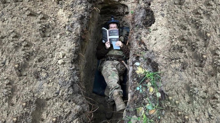 Військовий Олександр Ширшин, з книгою Тімоті Снайдера в окопі, свого часу працював у Чернівцях Військовий Олександр Ширшин, з книгою Тімоті Снайдера в окопі, свого часу працював у Чернівцях