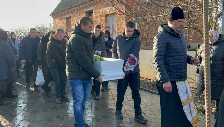 На Хмельниччині поховали 22-річну дівчину, яка загинула під час ракетного обстрілу На Хмельниччині поховали 22-річну дівчину, яка загинула під час ракетного обстрілу