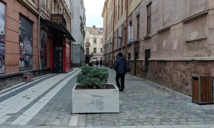 Пішохідна зона з обшарпаними стінами: чернівчани критикують владу за облаштування провулку Готельного Пішохідна зона з обшарпаними стінами: чернівчани критикують владу за облаштування провулку Готельного