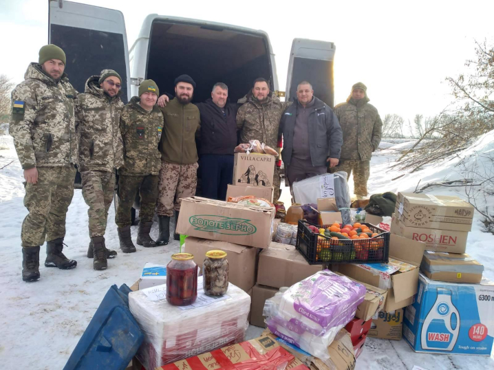 Дорогою потрапили під обстріл: буковинські волонтери доставили до Херсону допомогу