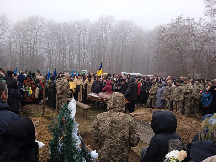 Йому було тільки 25: на Буковині попрощалися із Героєм Євгенієм Басарабою (фото)