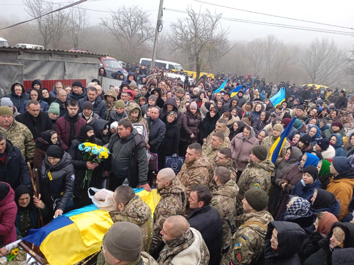 Йому було тільки 25: на Буковині попрощалися із Героєм Євгенієм Басарабою (фото)