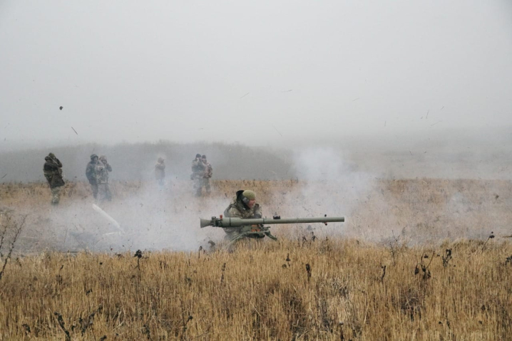 Військові ТрО Буковини показали тренувальні стрільби неподалік лінії зіткнення на Харківщині