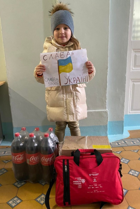 Їй лише 5: донька загиблого Героя з Чернівців зібрала допомогу для військових Їй лише 5: донька загиблого Героя з Чернівців зібрала допомогу для військових