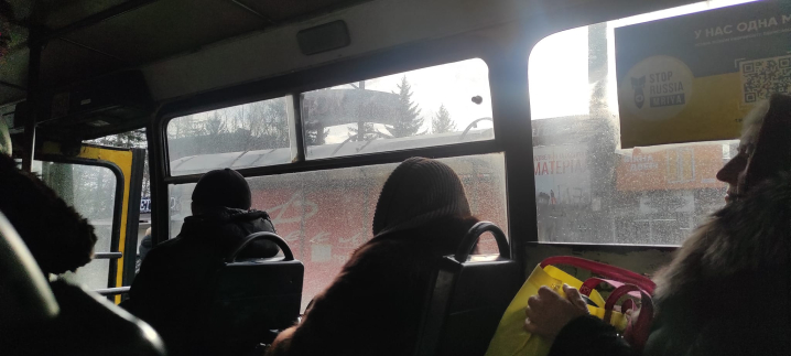 Пліснява, здерта фарба та заляпані вікна: люди жаліються на стан чернівецьких маршруток Пліснява, здерта фарба та заляпані вікна: люди жаліються на стан чернівецьких маршруток