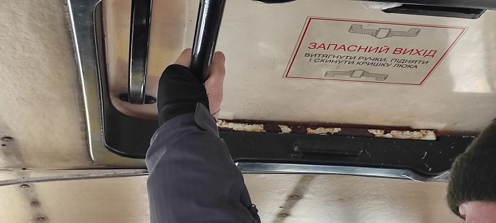 Пліснява, здерта фарба та заляпані вікна: люди жаліються на стан чернівецьких маршруток Пліснява, здерта фарба та заляпані вікна: люди жаліються на стан чернівецьких маршруток