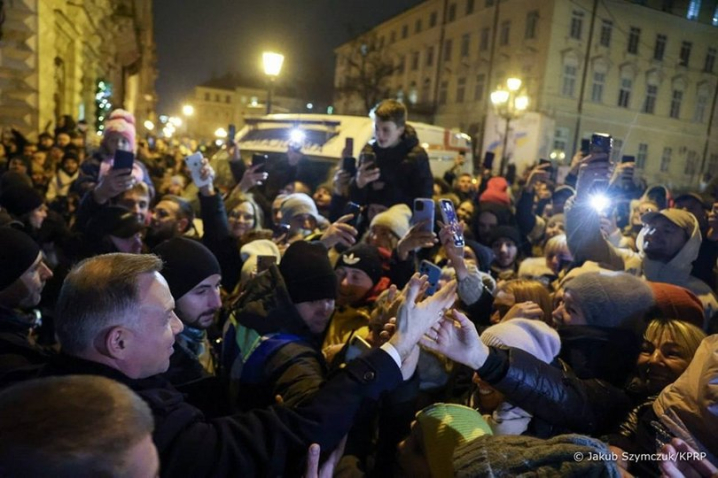Сотні львів’ян заблокували кортеж Анджея Дуди на площі Ринок у Львові