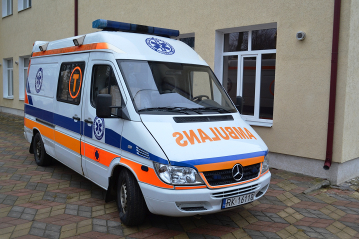 На Буковині Хотинська лікарня отримала автомобіль невідкладної допомоги На Буковині Хотинська лікарня отримала автомобіль невідкладної допомоги