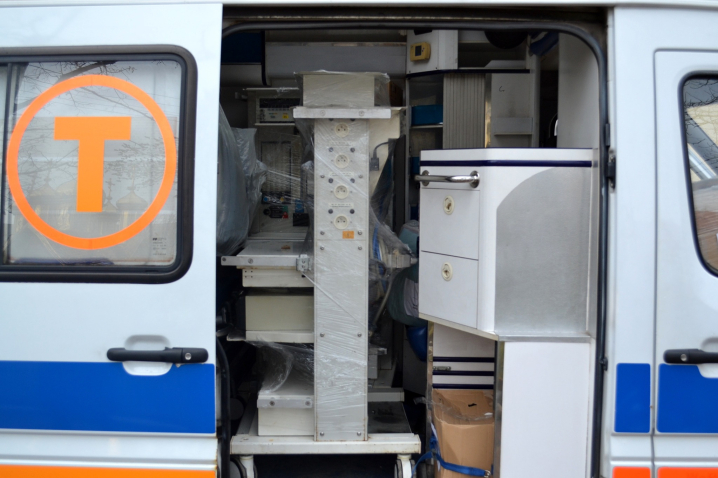 На Буковині Хотинська лікарня отримала автомобіль невідкладної допомоги На Буковині Хотинська лікарня отримала автомобіль невідкладної допомоги