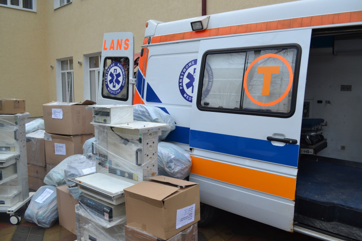 На Буковині Хотинська лікарня отримала автомобіль невідкладної допомоги На Буковині Хотинська лікарня отримала автомобіль невідкладної допомоги