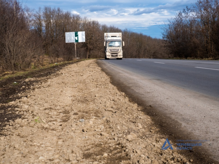 На Буковині відновлюють узбіччя дороги до "Порубного" через довготривалі кілометрові черги з вантажівок 
