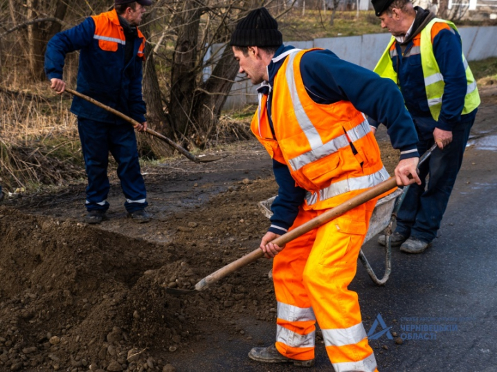 На Буковині відновлюють узбіччя дороги до "Порубного" через довготривалі кілометрові черги з вантажівок 