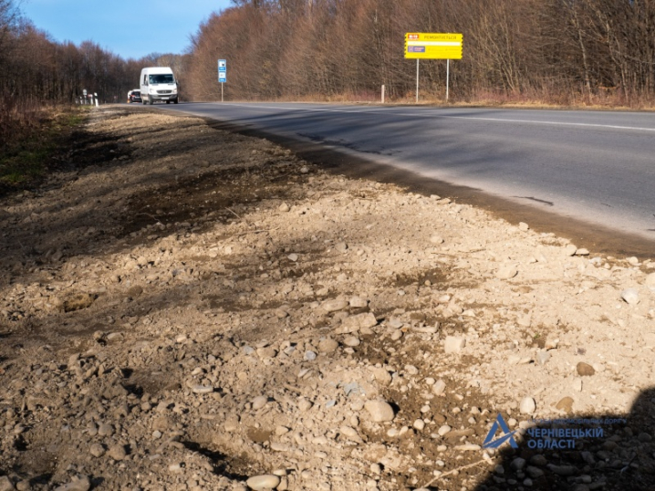 На Буковині відновлюють узбіччя дороги до "Порубного" через довготривалі кілометрові черги з вантажівок 