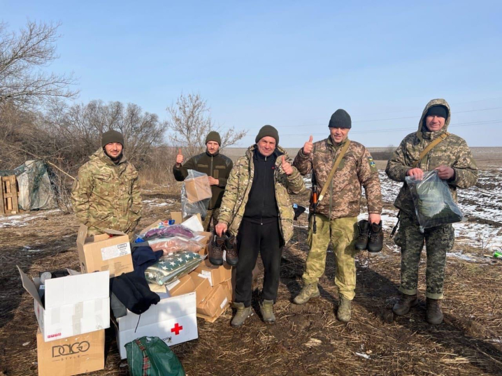 Два позашляховики захисникам на фронт передали жителі Ванчиковецької громади
