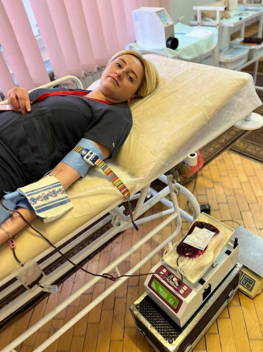 Працівники онкологічного центру у Чернівцях здали 20 літрів крові для захисників