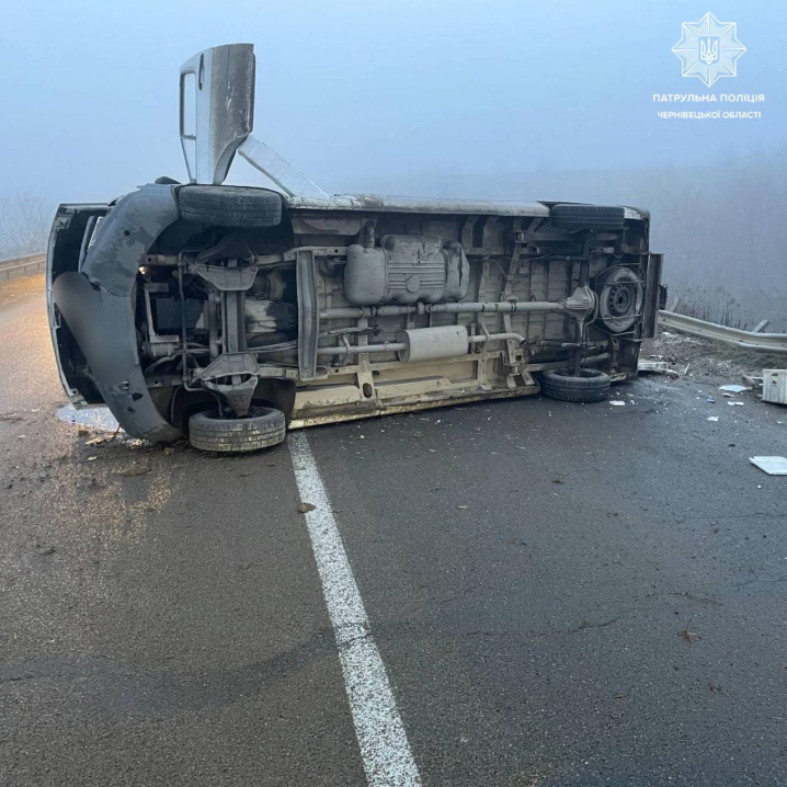 Поблизу Чернівців у Чагрі на об'їздній перекинулась автівка, є потерпілі Поблизу Чернівців у Чагрі на об'їздній перекинулась автівка, є потерпілі
