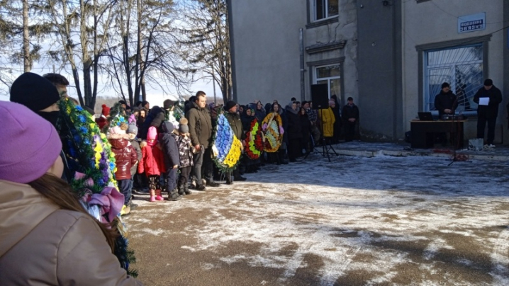 На Буковині попрощалися із 27-річним Героєм військовим Сергієм Кулаковим