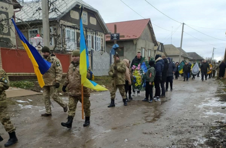 На Буковині попрощалися із 27-річним Героєм військовим Сергієм Кулаковим