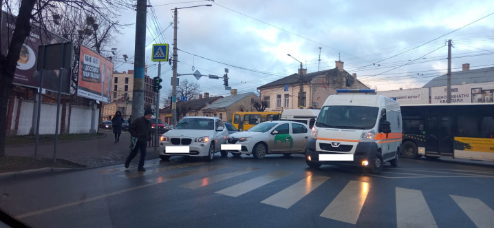 У Чернівцях на перехресті Героїв-Майдану-Садової таксист Bolt "стукнув" BMW