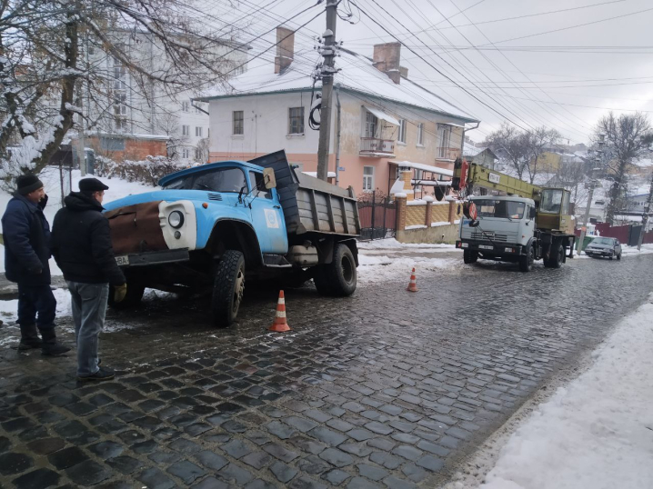 Вантажівка КП "Чернівціводоканал" провалилася в яму на нещодавно відремонтованій вулиці